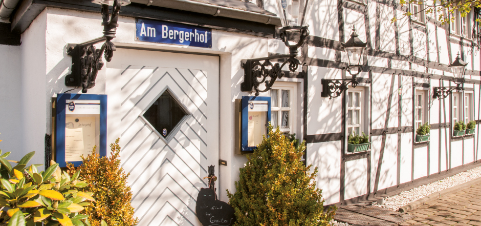 <h1>Tisch reservieren</h1><p>Ob Sie zu zweit oder mit der Familie essen gehen wollen oder eine eigene Veranstaltung im größeren Rahmen planen:</p><p>In unseren Räumlichkeiten werden Sie sich in allen Lebenslagen wohlfühlen.</p><p>Hunde sind erlaubt<br>und willkommen!<br><br><img src="files/bergerhof/images/telefon.png" alt="" width="55" height="55"><span class="tel">02241 74282</span></p>